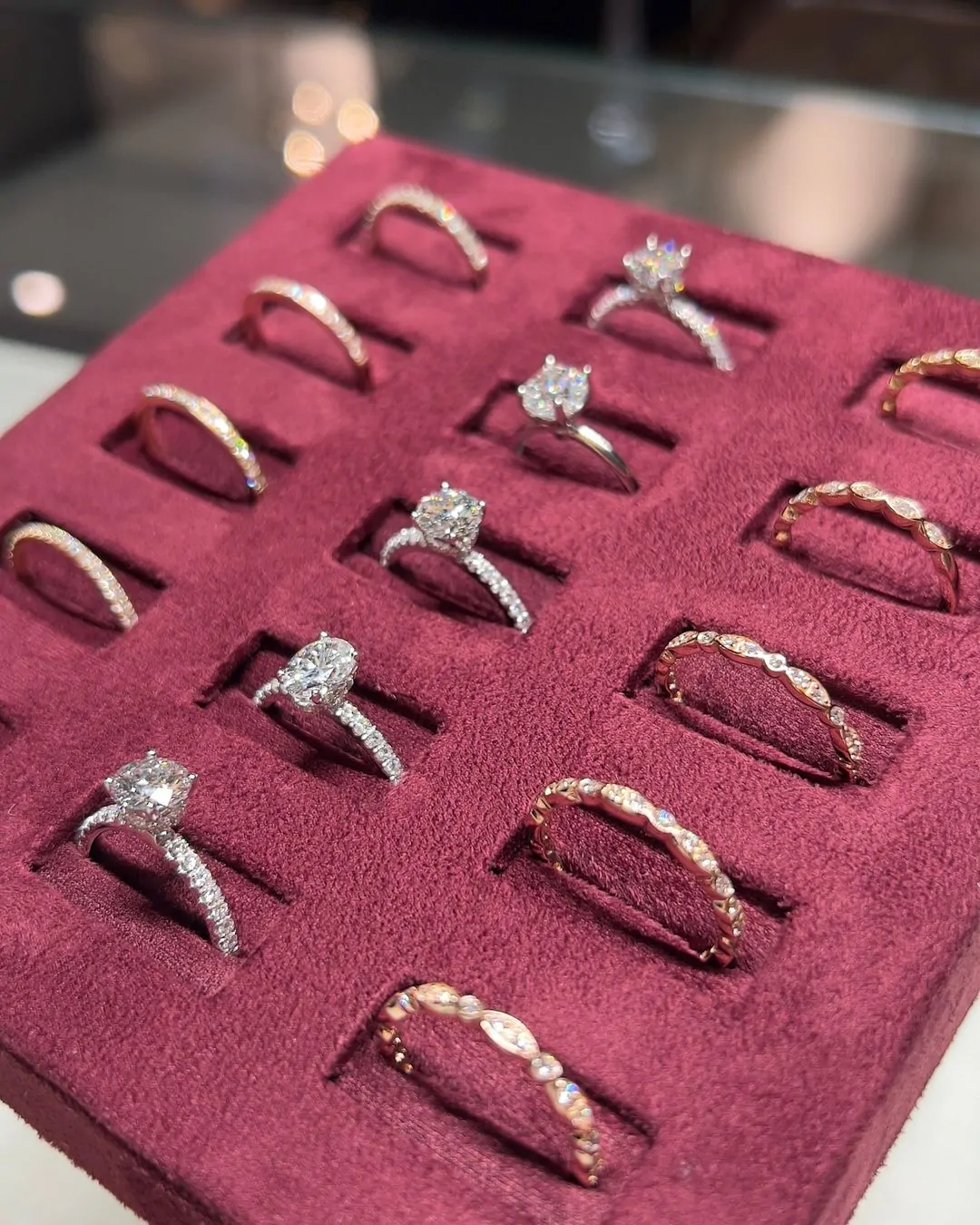 Kinzy London ring display comparing proportions inspired by Tom Holland and Zendaya wedding rings