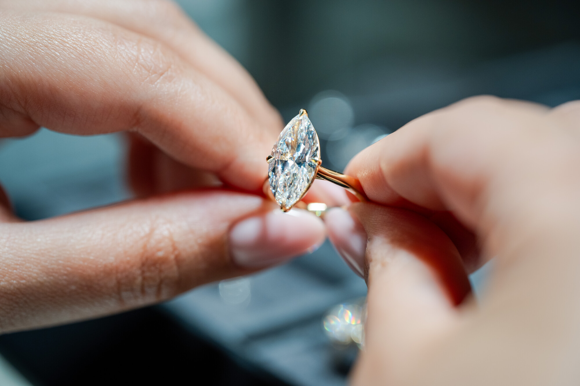 Exact centre stone with a setting designed around the diamond at Kinzy London