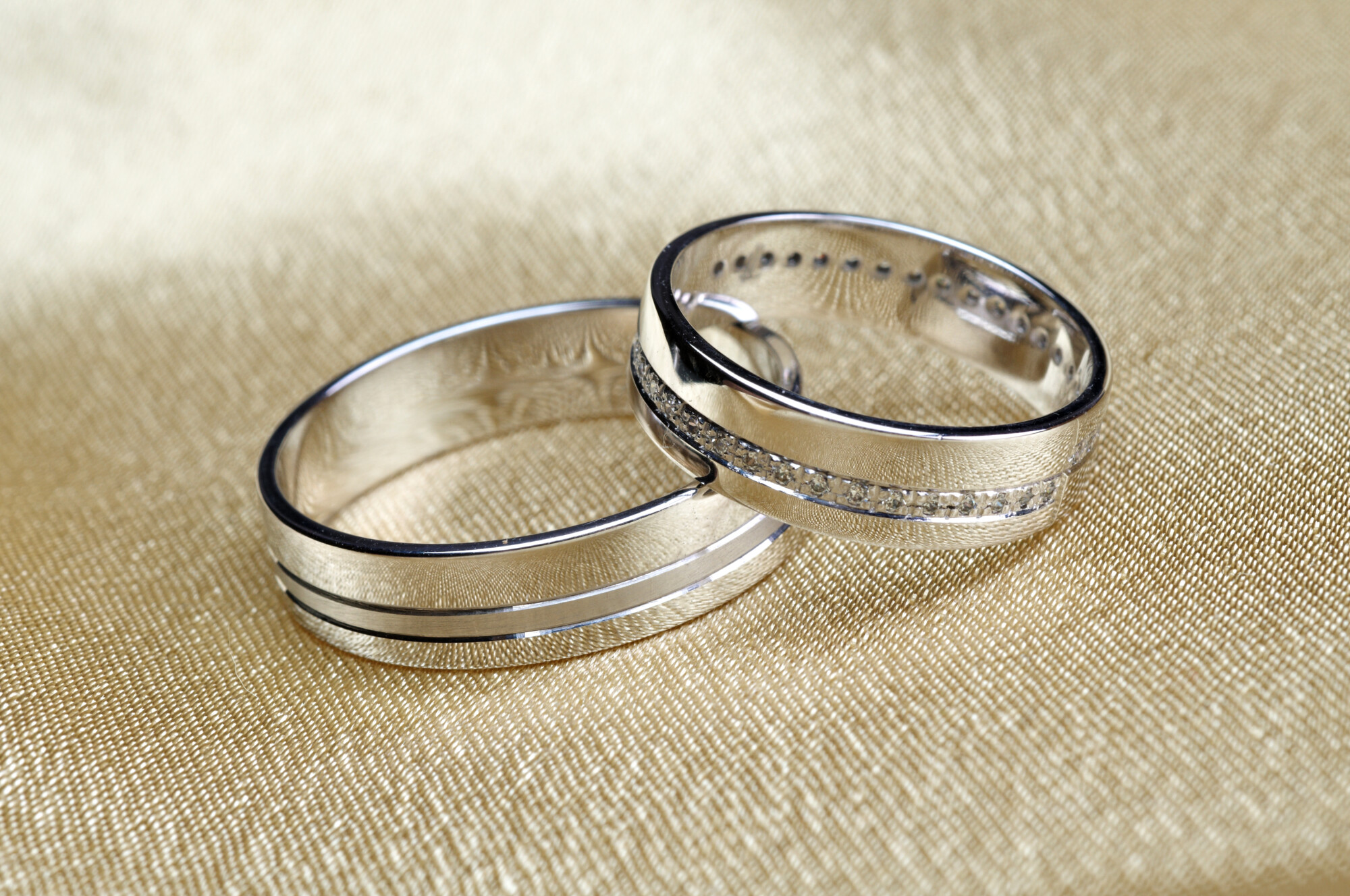 Design your wedding ring online after comparing metal, width, profile and finish